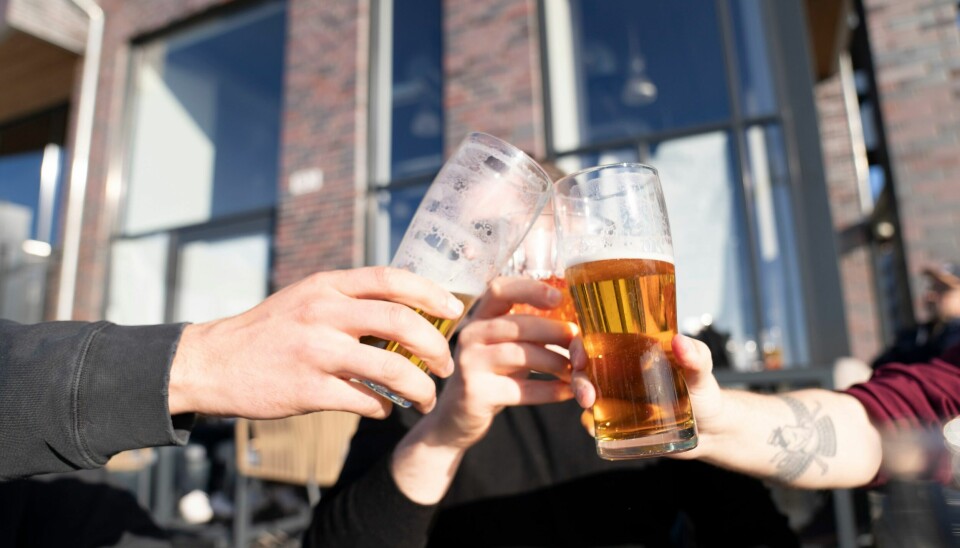 «Rådene vil neppe påvirke den kommende utepilssesongen. Men forhåpentligvis vil flere kjenne til de negative helseeffektene alkohol har», skriver Ragnhild Kaski. Uteservering av øl.