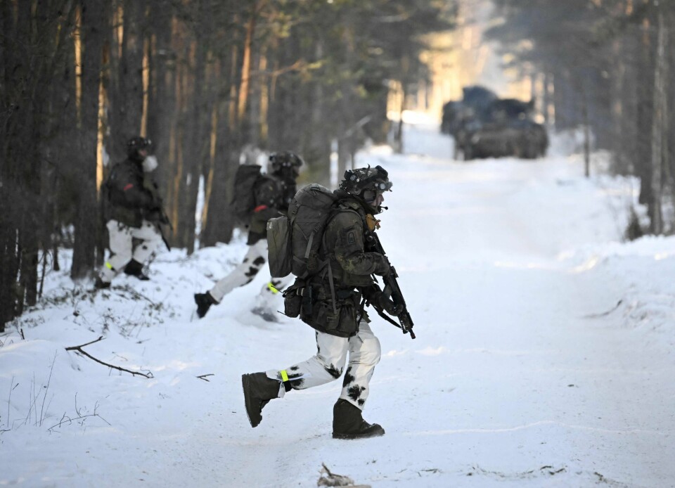 Tyske soldater er blant dem som russiske agenter skal være interessert i opprette bekjentskap med, ifølge Welt am Sonntag. Her fra en militærøvelse i Litauen forrige måned. Soldiers of the German armed forces Bundeswehr who are part of the German contingent of NATO's Enhanced Forward Presence, attend exerice in a snow-covered forest on March 7, 2023 near Pabrade, Lithuania, during the visit of the German Defence Minister (unseen). (Photo by Tobias SCHWARZ / AFP)