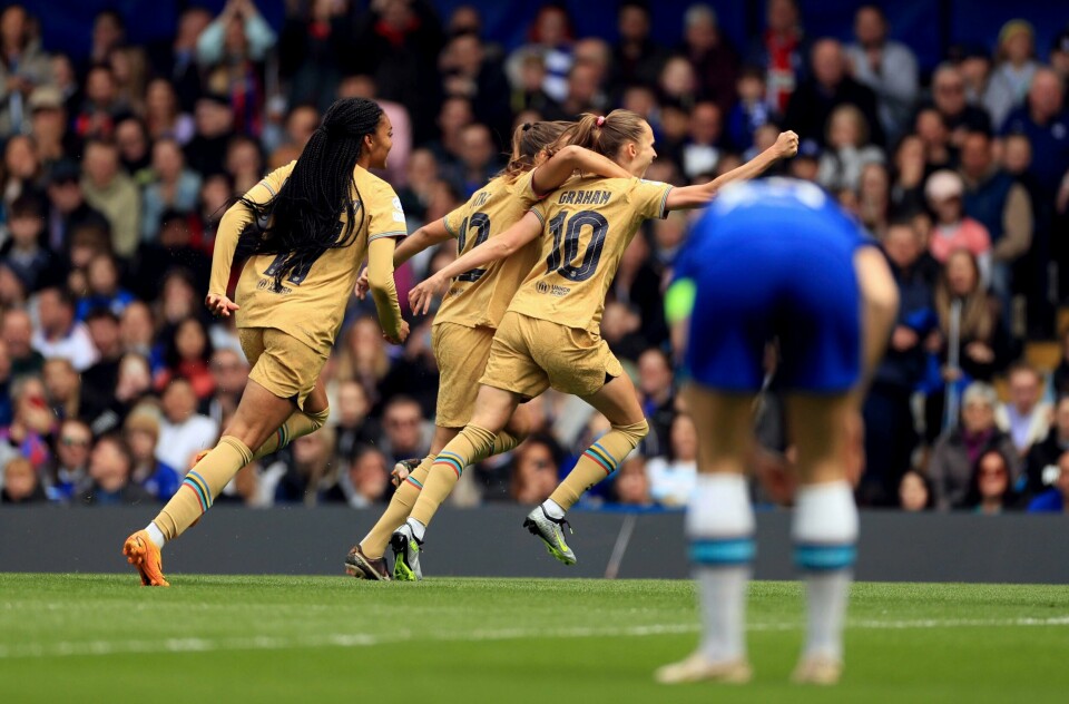 Caroline Graham Hansen jubler etter å ha scoret på Stamford Bridge i helgen Caroline Graham Hansen jubler for scoring mot Chelsea. Foto: Bradley Collyer / PA via AP / NTB