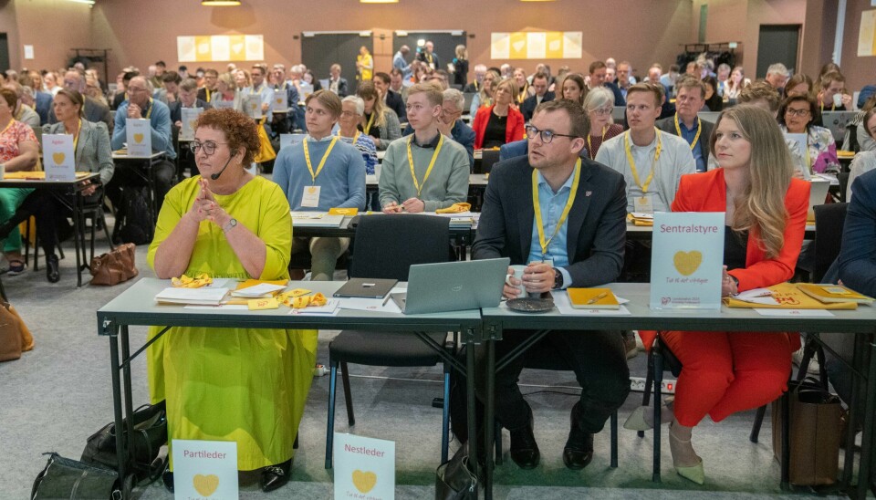 Olaug Bollestad, Kjell Ingolf Ropstad og Ida Lindtveit Røse på Kristelig Folkeparti sitt landsmøte på Hamar. Ida Lindtveit Røse (til venstre) sitter helt foran sammen med partileder Olaug Bollestad og stortingsrepresentant Kjell Ingolf Ropstad på Kristelig Folkeparti sitt landsmøte på Hamar. Lørdag blir klart om et flertall i partiet ønsker henne eller Jorunn Elisabeth Gleditsch Lossius som andre nestleder. Foto: Lars Thomas Nordby / NTB