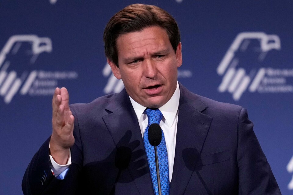 Gurvernør i Florida Ron DeSantis har fortsetter å provosere i arbeidet mot et mer konservativt USA. Et nytt tillegg i den såkalte 'Don't say gay'-loven vil gjøre det mulig for myndighetene å straffeforfølge foreldre som lar barna undergå kjønnskorrigerende behandlinger. Florida-guvernør Ron DeSantis er en skarp utfordrer for Donald Trump i kampen om å bli republikansk presidentkandidat i 2024. Santos har ikke erklært seg som kandidat så langt. Det har heller ingen andre republikanere gjort – med unntak av Donald Trump. Foto: John Locher, AP/NTB