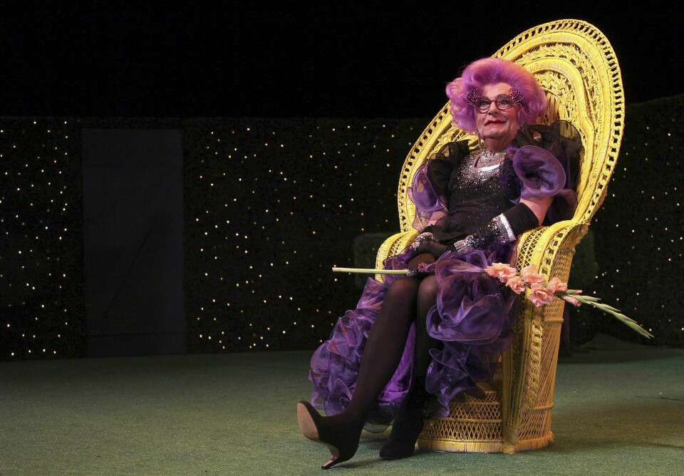 Barry Humphries, i rollen som Dame Edna Everage, under en avskjedsforestilling i Sydney i 2012. Barry Humphries, i rollen som Dame Edna Everage, under en avskjedsforestilling i Sydney i 2012. Foto: Rob Griffith / AP / NTB