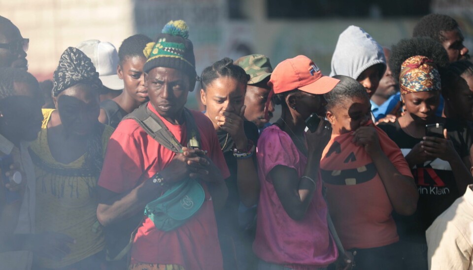 Gjengvolden i Haiti har ført til en økning på 30 prosent i akutt underernæring hos barn. Her fra Port-au-Prince der en menneskemengde ser på levningene av angivelige gjengmedlemmer som er blitt tent på av en lynsjemobb. Gjengvalden i Haiti har ført til ein auke på 30 prosent i akutt underernæring hos barn. Her frå Port-au-Prince der ei menneskemengde ser på leivningane av det som blir oppgitt å vere gjengmedlemmer som er blitt tent på av ein lynsjemobb. Foto: Odelyn Joseph / AP / NTB