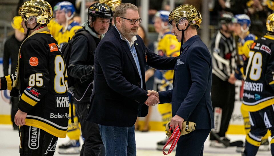 Petter Thoresen og Todd Bjorkstrand takket for duellen i DNB Arena. Det var siste gang Bjorkstrand var på isen i Stavanger. Petter Thoresen og Todd Bjorkstrand