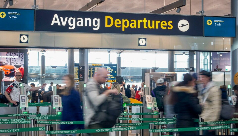 Noen må vente lenger enn andre på flyplassen. Klassesamfunnet er knapt mer synlig enn i lufta, skriver vår kommentator. Mange planlegg å vere på hytta, men ein av seks nordmenn reiser heller til utlandet i påskeferien. I appen Reiseklar har Utanriksdepartementet samla nyttige tips om 200 land. Foto: Heiko Junge / NTB / NPK