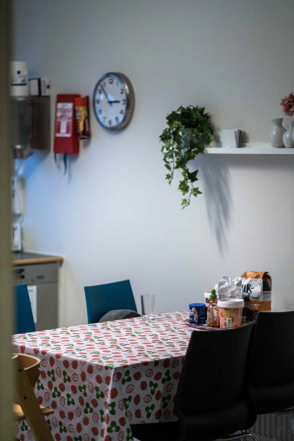 Her er et av fellesarealene hvor Sondre kunne møte på de andre kvinnene på krisesenteret. I et annet rom er det laget lekerom for barna. Her er et av fellesarealene hvor Sondre kunne møte på de andre kvinnene på krisesenteret. I et annet rom er det laget lekerom for barna.