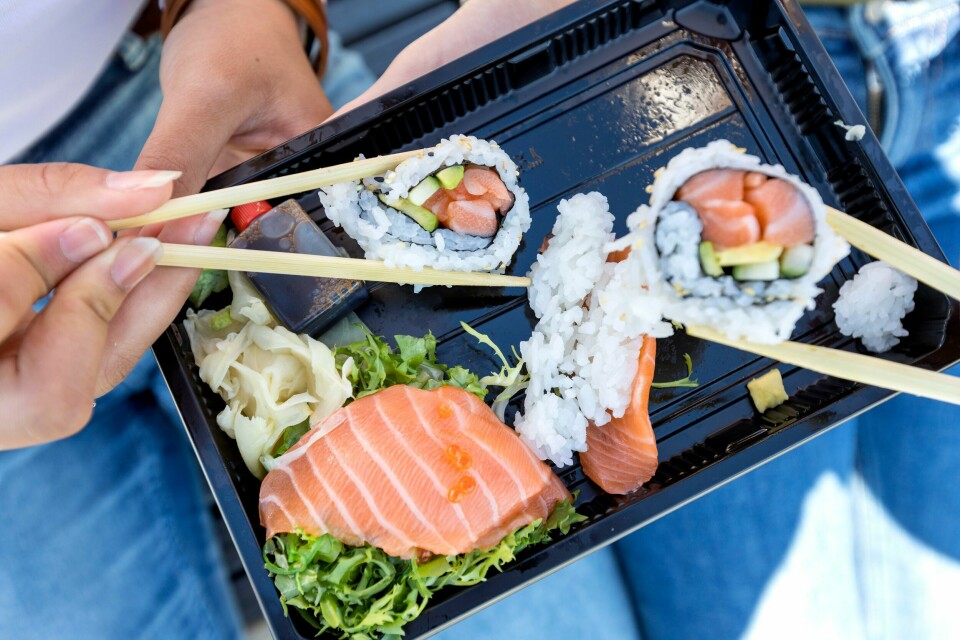 Den japanske retten sushi er svært populær i Norge – men spiser vi den riktig? Eit gratis sushimåltid fekk over 300 taiwanarar til å skifte namn til noko med «laks» – no slit mange av dei med å få bytt tilbake til sitt opphavlege namn. Foto: Gorm Kallestad / NTB / NPK