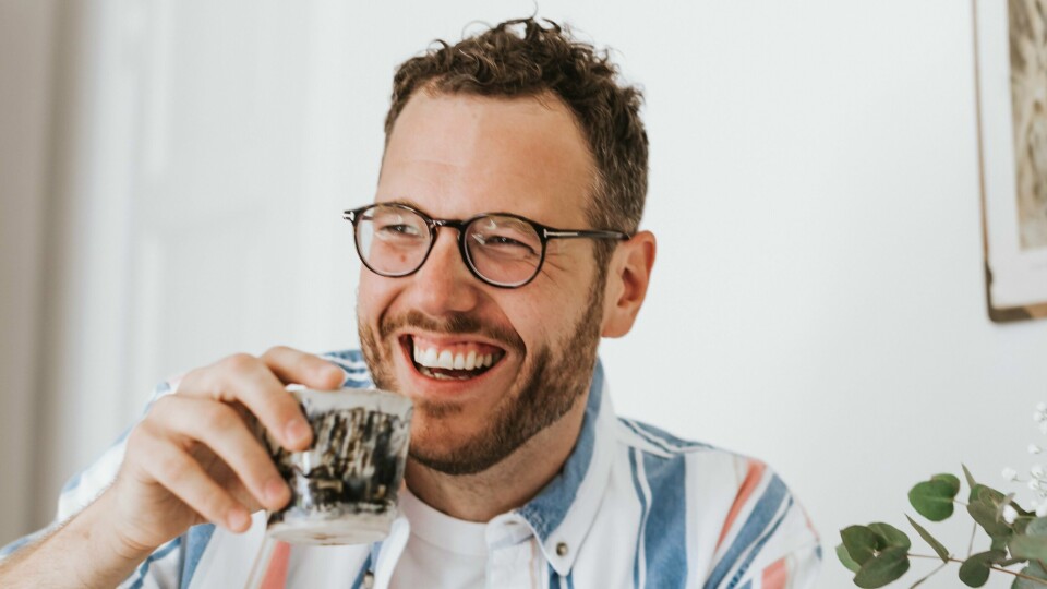 Marcus Jarl har skrevet «Dine farger var blå», om kjærlighet, død og barnløshet. Marcus Jarl har skrevet «Dine farger var blå», om kjærlighet, død og barnløshet.