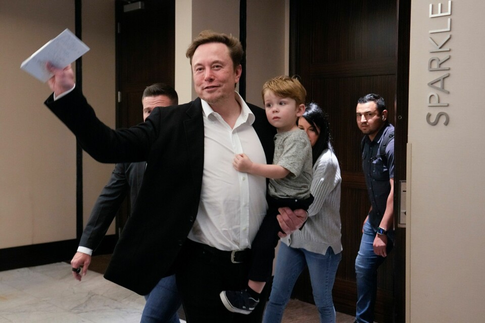 Elon Musk med sønnen på armen etter en opptreden på en konferanse. En gjennomgang av Twitter-sjefens aktivitet på eget nettsted viser at Musk promoterer en rekke stemmer som farer med løgn. Elon Musk med sønnen på armen etter en opptreden på en konferanse. En gjennomgang av Twitter-sjefens aktivitet på eget nettsted viser at Musk promoterer en rekke stemmer som farer med løgn. Foto: Rebecca Blackwell/AP/NTB