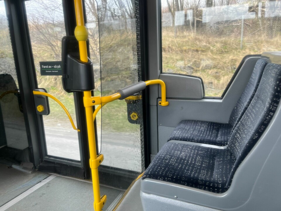 Her kjører bussen på E39 i Stavanger, og det er ikke bilbelter på setene til passasjerene. Her kjører bussen på E39 i Stavanger, og det er ikke bilbelter på setene til passasjerene.