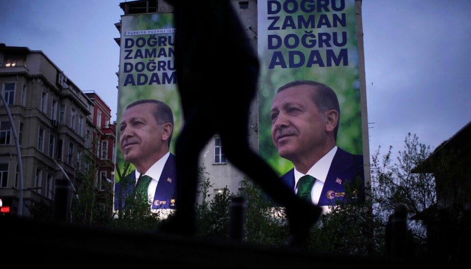 Bannere med bilder av president Recep Tayyip Erdogan i Istanbul. Valgkampen i Tyrkia er i gang, og pågripelsene settes i sammenheng med hans forsøk på å beholde makten i valget om knapt tre uker. Bannere med bilder av president Recep Tayyip Erdogan i Istanbul. Valgkampen i Tyrkia er i gang, og pågripelsene settes i sammenheng med hans forsøk på å beholde makten i valget om knapt tre uker. Foto: Francisco Seco / AP / NTB