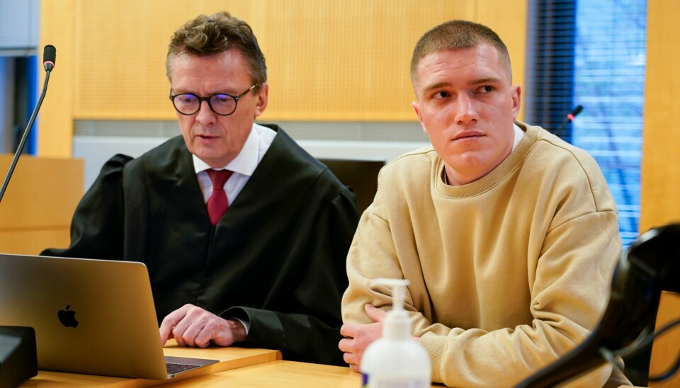 Den antatte Wagner-avhopperen Andrej Medvedev og hans forsvarer Brynjulf Risnes i Oslo tingrett, fordi Medvedev er tiltalt for å ha deltatt i et slagsmål utenfor en pub i Oslo sentrum og for vold mot politiet. Medvedev erkjenner straffskyld for slåssing og for å ha hatt med en luftpistol på en bar, men ikke for vold mot politiet. Foto: Gorm Kallestad / NTB
