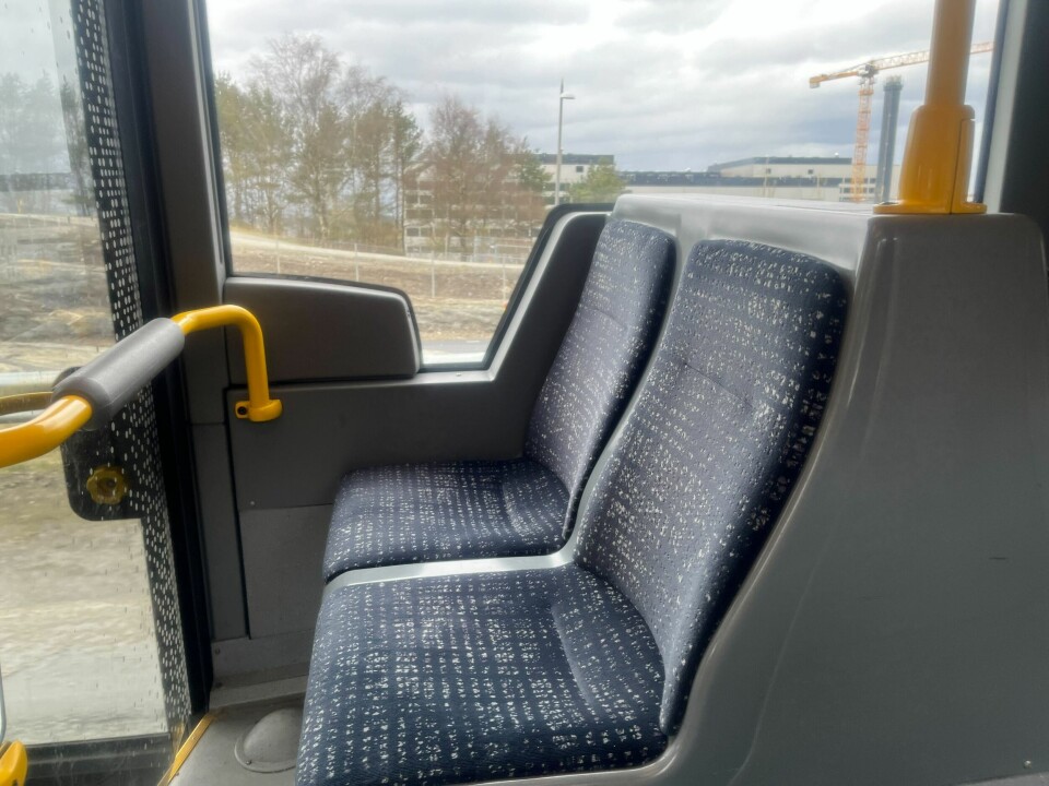 Det skal godt gjøres for busspassasjeren å holde seg tilbake om bussen bråbremser eller krasjer. Bildet er fra en buss som kjører i 90-sonen på E39 i Stavanger Det skal godt gjøres for busspassasjeren å holde seg tilbake om bussen bråbremser eller krasjer. Bilbelte hadde hjulpet mer.