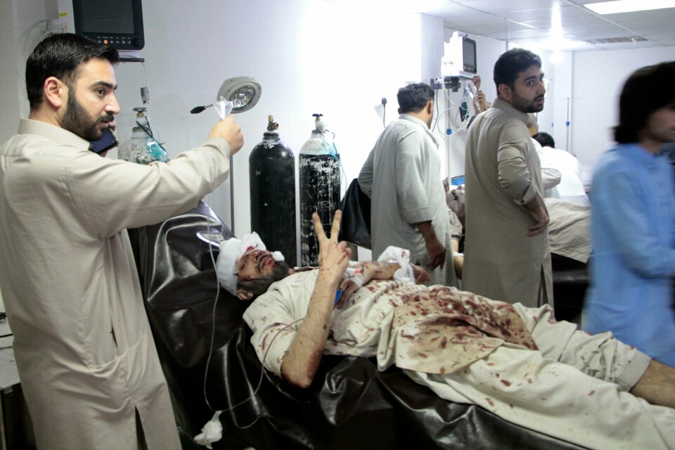 Et av ofrene for eksplosjonene på en politistasjon i Swat-dalen i Pakistan får behandling på et sykehus. Et av ofrene for eksplosjonene på en politistasjon i Swat-dalen i Pakistan får behandling på et sykehus. Foto: Naveed Ali / AP / NTB