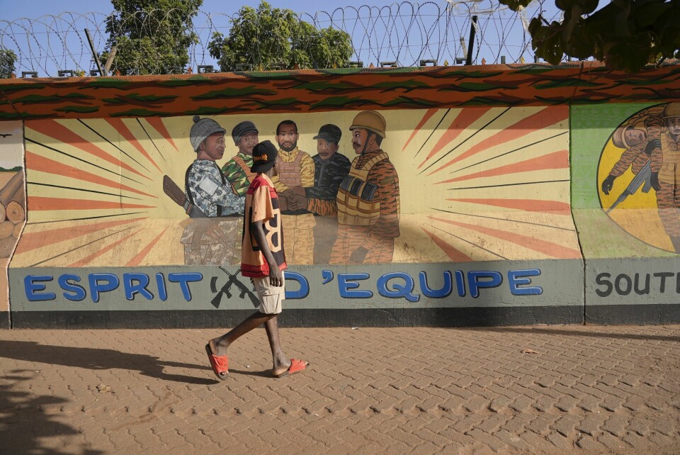 En mann spaserer forbi et murmaleri som viser som viser soldater i Burkina Fasos hovedstad Ouagadougou. En mann spaserer forbi et murmaleri som viser som viser soldater i Burkina Fasos hovedstad Ouagadougou. Foto: AP / NTB