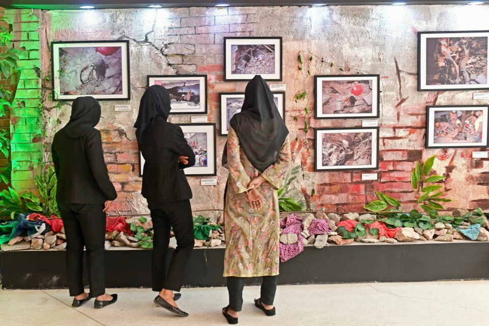 Besøkende ser på fotografier på en utstilling som markerer at det er ti år siden Rana Plaza-kollapsen i Dhaka. - Den 24. april markeres tiårsdagen for kollapsen av klesbygningen Rana Plaza, en katastrofe som satte søkelyset på den globale moteindustriens avhengighet av arbeidskraft fra utviklingsland, som arbeider under farlige og noen ganger dødelige forhold. Besøkende ser på fotografier på en utstilling som markerer at det er ti år siden Rana Plaza-kollapsen i Dhaka. - Den 24. april markeres tiårsdagen for kollapsen av klesbygningen Rana Plaza, en katastrofe som satte søkelyset på den globale moteindustriens avhengighet av arbeidskraft fra utviklingsland, som arbeider under farlige og noen ganger dødelige forhold.