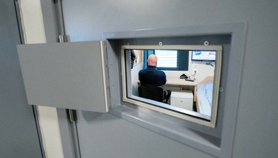 – Det er avgjørende at tilbudet til disse menneskene rustes opp og kommer tidlig til, slik at de unngår å bli kasteballer mellom psykiatri og fengsel, skriver innleggsforfatterne. Innsatt på celle i Kriminalomsorgen i Romerike fengsel, Ullersmo avdeling.