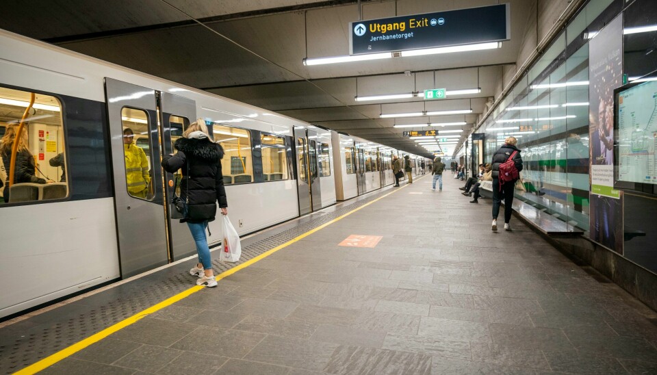 Fra 2. mai kan alle asylsøkere reise gratis med kollektivtrafikken i Oslo og Viken. Foto: Heiko Junge / NTB Bildet viser personer som går om bord på T-banen.