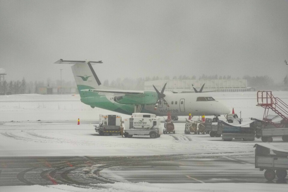 Snøvær på Oslo lufthavn Gardermoen tirsdag. Bildet viser et fly fra Widerøe på Oslo lufthavn.