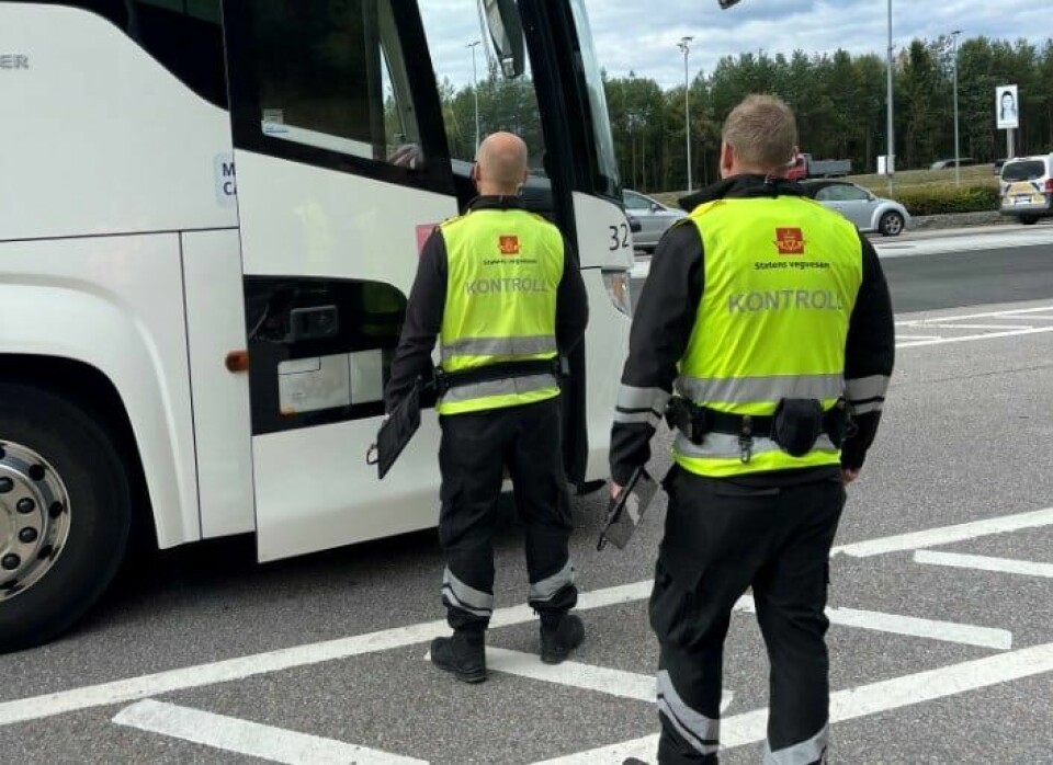 I uke 13 ble det gjennomført flere kontroller av beltebruk i busser. I uke 13 ble det gjennomført flere kontroller av beltebruk i busser.