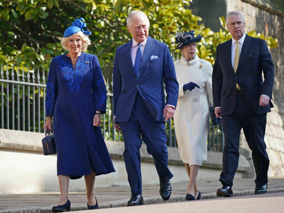 Dronning Camilla, kong Charles III, prinsesse Anne og prins Charles på vei til gudstjeneste. Fire kongelige går på en vei. Kongen og dronningen er kledd i blått.