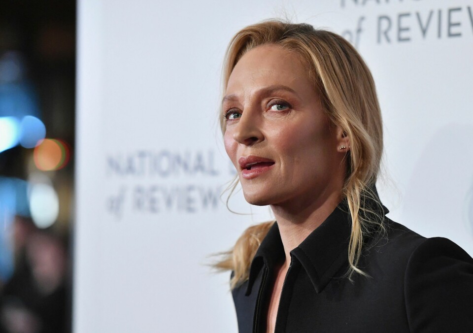 Skuespiller Uma Thurman på den røde løperen i 2020. Foto: Angela Weiss / AFP / NTB. (FILES) In this file photo US actress Uma Thurman attends the 2020 National Board Of Review Gala on January 8, 2020 in New York City. - American actress Uma Thurman, in a newspaper column expressing opposition to a near-total ban on abortion in Texas, revealed Wednesday that she had an abortion as a teenager. 'It has been my darkest secret until now,' the 51-year-old Hollywood star said in the op-ed published in The Washington Post.'The abortion I had as a teenager was the hardest decision of my life, one that caused me anguish then and that saddens me even now, but it was the path to the life full of joy and love that I have experienced,' she wrote. (Photo by Angela Weiss / AFP)
