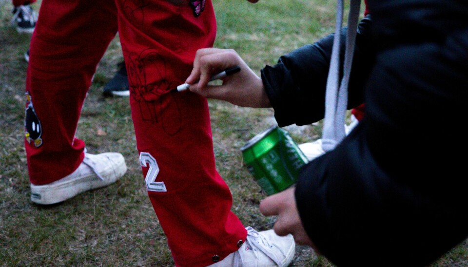 Haugesund 20220428. Russ, russeklær, russetid, russen, ungdom, russedress, fest, russefest. Sneakers.Foto: Beate Oma Dahle / NTB Russ, russeklær, russetid, russen, ungdom, russedress, fest, russefest. Sneakers.