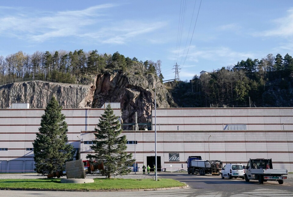 Et steinras rammet en av bygningene til papirfabrikken Saugbrugs i Halden. Deler av en bygning på papirfabrikken Saugbrugs i Halden har falt sammen etter at deler av en fjellskrent raste inn i bygningen. Foto: Fredrik Varfjell / NTB