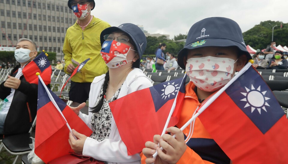 – Vi må få Taiwans stemme hørt på den globale arenaen, skriver Peder Elias Henriksen fra AUF i Østfold. Bildet er fra markeringen av Taiwans nasjonaldag i hovedstaden Taipei, 10. oktober 2022. People wear masks patterned with the Taiwan national flag during National Day celebrations in front of the Presidential Building in Taipei, Taiwan, Monday, Oct. 10, 2022.