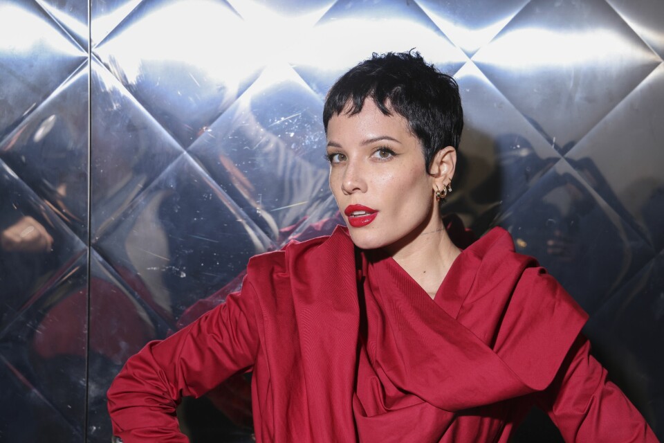 Ashley Nicolette Frangipane, kjent som Halsey på et motershow i 2022. Foto: Vivanney Le Caer / AP / NTB. Halsey arrives for the Vivienne Westwood ready-to-wear Spring/Summer 2023 fashion collection presented Saturday, Oct. 1, 2022 in Paris. (Photo by Vianney Le Caer/Invision/AP)