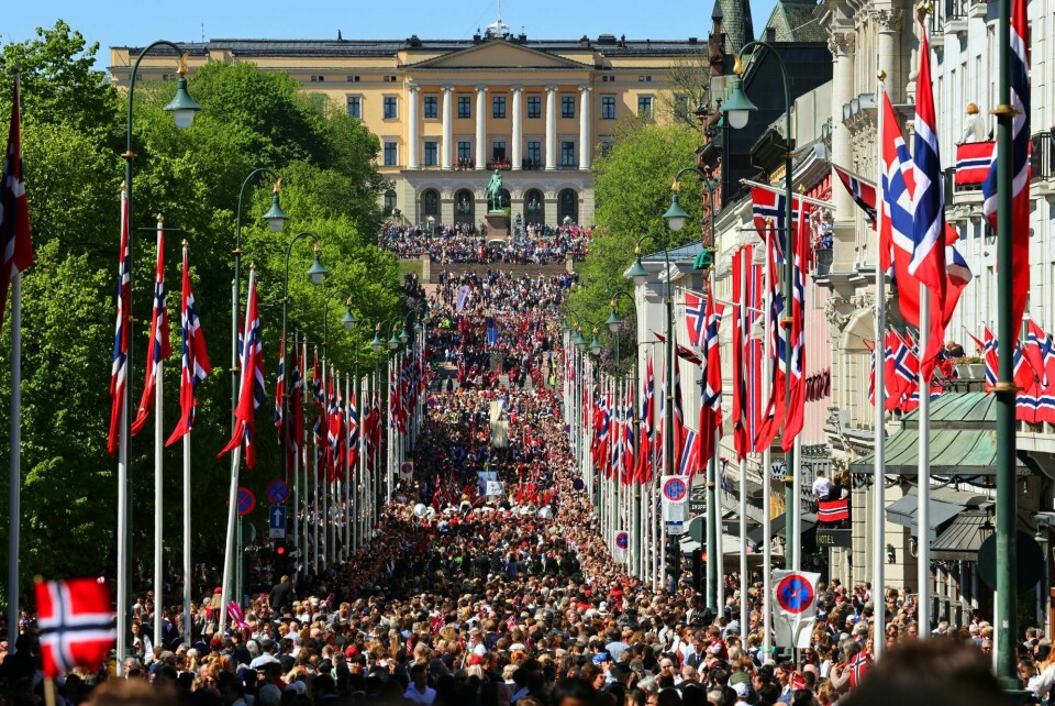 Et tettpakket barnetog i strålende vær på Karl Johan på vei mot Slottet i fjor. Noen færre skoler deltar i år. Oslo 20220517. Karl Johan er fylt opp av folk mens 17.mai toget går opp til Slottet.Foto: Ørn E. Borgen / NTB