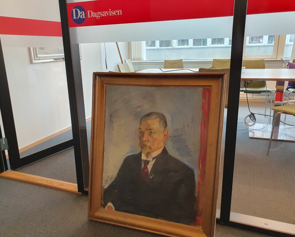 Dagsavisens sjefredaktør Eirik Hoff Lysholm fant ikke bare de gamle sitatene fra arbeiderpressens store skribent, Torgeir Vraa, som gjengis i denne artikkelen. Han ryddet også fram portrettmaleriet av den legendariske gamle redaktøren. Maleri