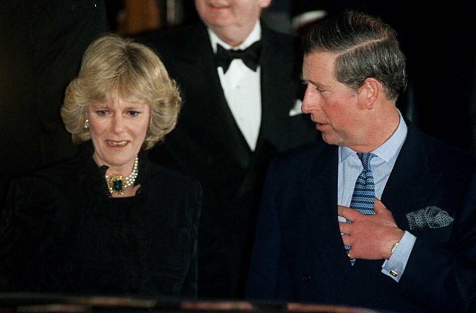 28. januar 1999: Det er nøye planlagt når Camilla og prins Charles for første gang fotograferes sammen. 150 fotografer venter utenfor Ritz Hotel i London, når paret kommer ut etter et 50-årslag, rett før midnatt. 28. januar 1999: Det er nøye planlagt når Camilla og prins Charles for første gang fotograferes sammen. 150 fotografer venter utenfor Ritz Hotel i London, når paret kommer ut etter et 50-årslag, rett før midnatt. Arkivfoto: Alastair Grant / AP / NTB