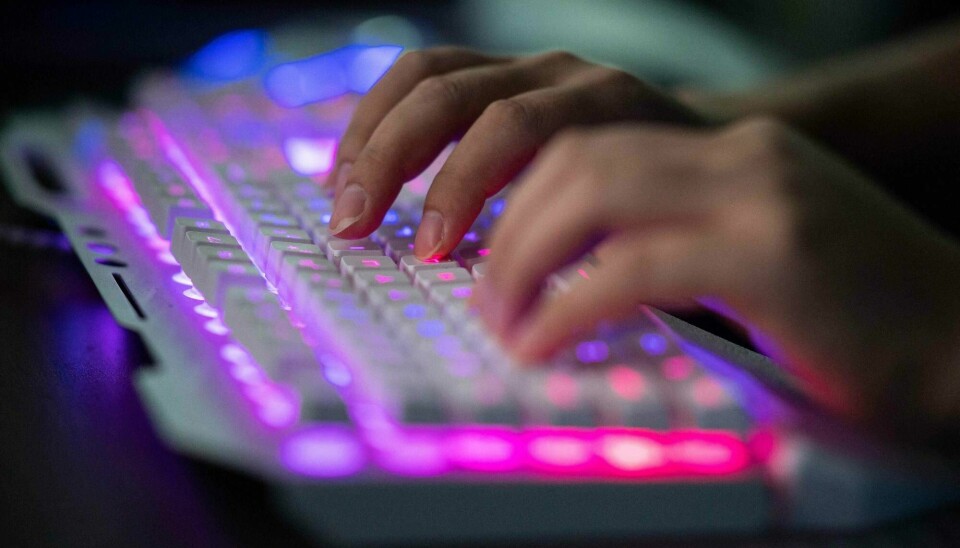 Illustrasjonsfoto. (FILES) In this file photo taken on August 04, 2020, Prince, a member of the hacking group Red Hacker Alliance who refused to give his real name, uses his computer at their office in Dongguan, China's southern Guangdong province. - The state-backed Russian group behind a massive hacking campaign revealed last year has re-emerged with a series of attacks on government agencies, think tanks, consultants and other organizations, Microsoft security researchers said. (Photo by NICOLAS ASFOURI / AFP)
