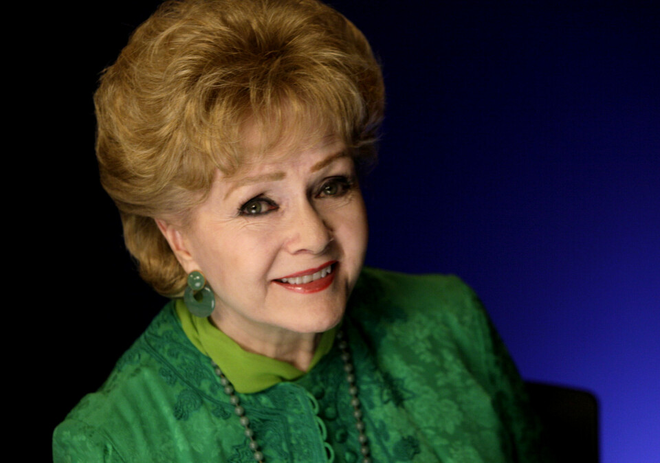 Skuespiller Debbie Reynold på en photoshoot i New York i 2011. Foto: Richard Drew / AP / NTB FILE - In this Oct. 14, 2011, file photo, actress Debbie Reynolds poses for a portrait in New York. The auction house Profiles in History said it will sell a 1926 Norman Rockwell painting of Benjamin Franklin signing the Declaration of Independence that belonged to Reynolds at an auction of the actressÄô possessions scheduled for Oct. 7 and 8, 2017. (AP Photo/Richard Drew, File)