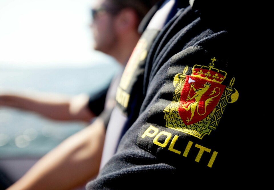 Politiet kan ha en tendens til å se verden ut fra sitt «familieblikk» og glemmer å se verden ut ifra samfunnets perspektiv og de ytre verdiføringene som er gitt, skriver politioverbetjent og høgskolelektor, Tania Randby Garthus. Illustrasjonsfoto. Illustrasjonsbilde av politiemblemet på en politiuniform.