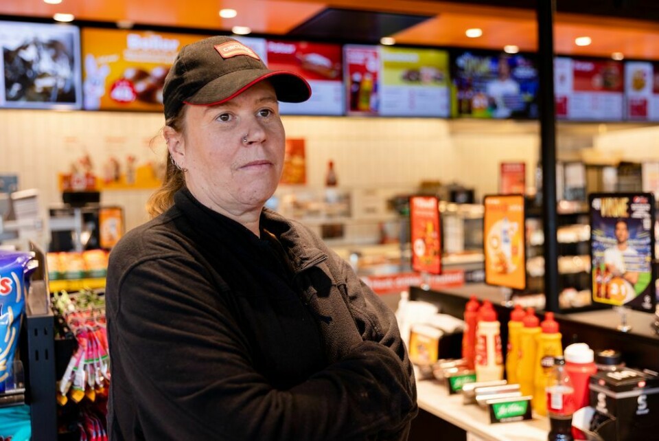 – Kunder prøver å få meg med på bakrommet for å ha sex mot betaling. Det skjer minst én gang i uka, forteller Anne Henriksen. – Kunder prøver å få meg med på bakrommet for å ha sex mot betaling. Det skjer minst én gang i uka, forteller Anne Henriksen.