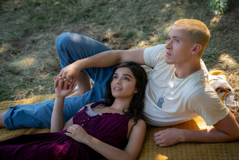 Rachel Zegler som Lucy Gray Baird og Tom Blyth som Coriolanus Snow i «The Hunger Games: The Ballad of Songbirds and Snakes». Rachel Zegler som Lucy Gray Baird og Tom Blyth som Coriolanus Snow i 'The Hunger Games: The Ballad of Songbirds and Snakes'. Foto: Murray Close