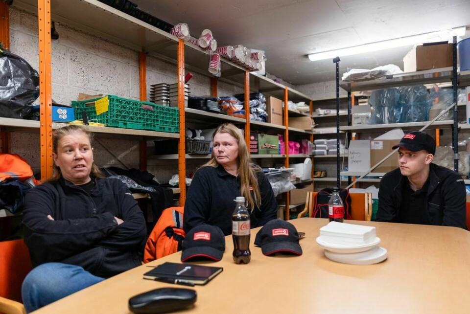 – Før syntes jeg det var greit å stå her alene om natta. Nå er det ukomfortabelt, sier tillitsvalgt Anne Henriksen (t.v.). Nina Auke og Benjamin Solli er enige. – Før syntes jeg det var greit å stå her alene om natta. Nå er det ukomfortabelt, sier tillitsvalgt Anne Henriksen (t.v.). Nina Auke og Benjamin Solli er enige.