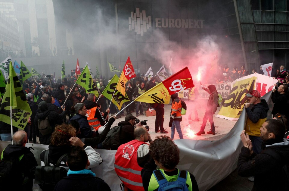 I Frankrike har det vært massive protester mot den nye pensjonsreformen. På arbeideres dag 1. mai ber fagbevegelsen og venstresiden folk ta til gatene for å lage en historisk markering. I Frankrike har det vært massive protester mot den nye pensjonsreformen. På arbeideres dag 1. mai, ber fagbevegelsen og venstresiden folk ta til gatene for å lage en historisk markering.