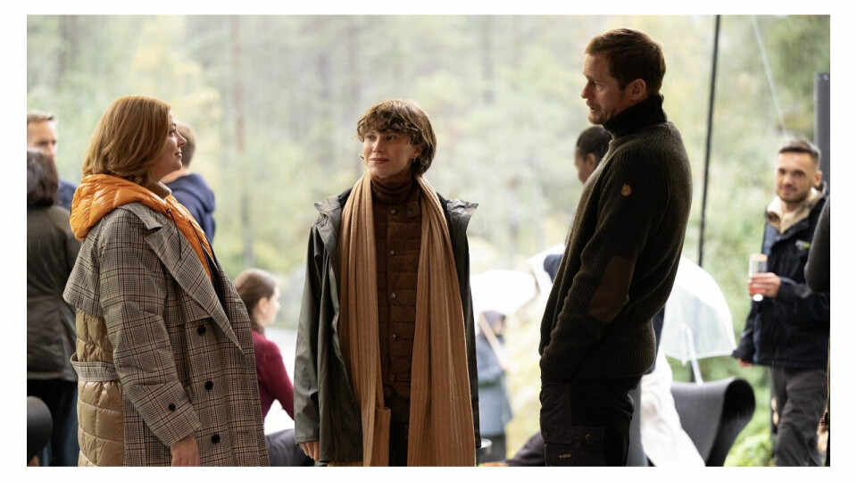 Eili Harboe (i midten) fra en scene fra sesong 4 av «Succession», hvor en episode er innspilt i Norge. På bildet sammen med Sarah Snook og Alexander Skarsgård. «Succession»