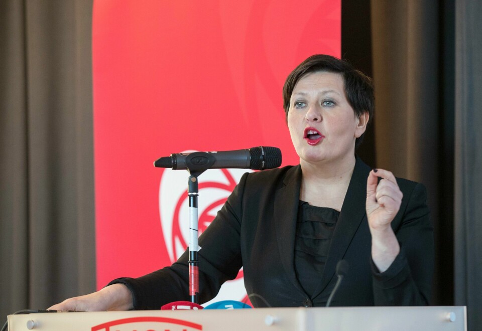 Skal, skal ikke? Tana-ordfører Helga Pedersen teller på knappene om hun skal ta kampen for å bli ny partisekretær i Arbeiderpartiet. Foto: Vidar Ruud / NTB Tana-ordfører Helga Pedersen, her fotografert på årsmøtet i Finnmark Ap. i 2018, vil jakte på selen som spiser opp laksen i Tanaelva. Foto: Vidar Ruud / NTB