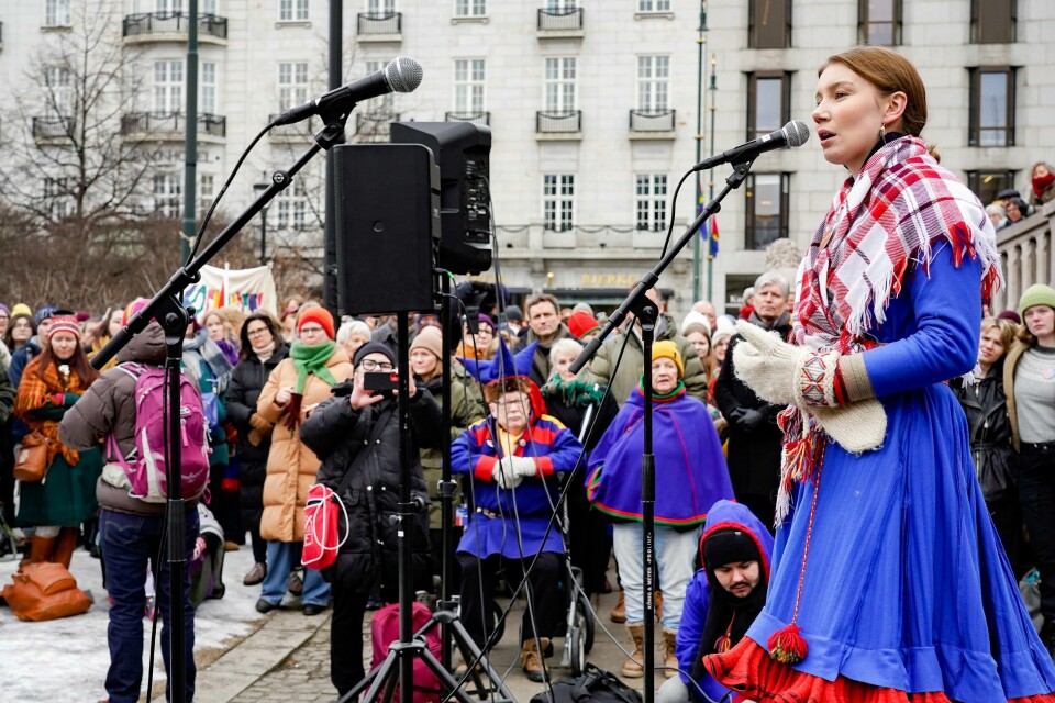Ella Marie Hætta Isaksen var blant dem som talte da Fosen-aktivistene demonstrerte i Oslo. Ella Marie Hætta Isaksen talte da Fosen-aktivistene hadde markering på Eidsvolls plass foran Stortinget. Foto: Terje Bendiksby / NTB