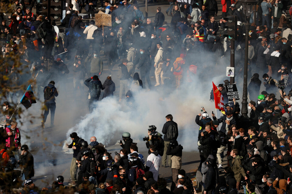 Det ble brukt tåregass under markeringen i Paris 13. april, den 12. dagen med landsomfattende streiker og protester mot pensjonsreformen. Det ble brukt tåregass under markeringen i Paris 13. april, den 12. dagen med landsomfattende streiker og protester mot pensjonsreformen.