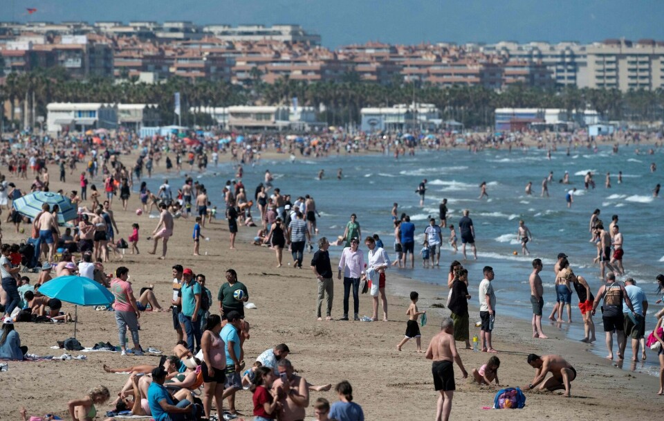Sommerstemning på stranda Malavarrosa i Valencia i Spania. Bildet er tatt 24. april, før de aller høyeste temperaturene hadde kommet. Sommerstemning på stranda Malavarrosa i Valencia i Spania. Bildet er tatt 24. april, før de aller høyeste temperaturene hadde kommet.