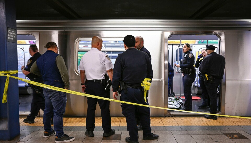 New York-politiet på åstedet der en svart mann døde etter å ha blitt lagt i kvelertak av en tidligere soldat mandag. New York-politiet på åstedet der en svart mann døde etter å ha blitt lagt i kvelertak av en tidligere soldat mandag. Foto: Paul Martinka via AP / NTB