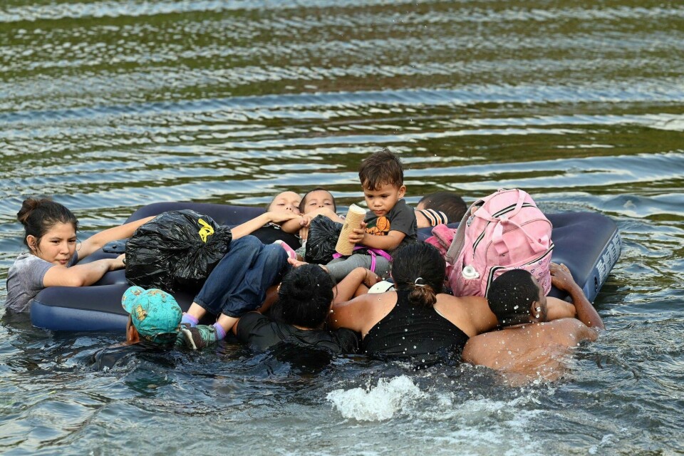 Migranter prøvde å komme seg over Rio Grande for å komme seg inn i USA 11. mai, før nye regler trådte i kraft. Endringene har skapt forvirring. Migranter prøvde å komme seg over Rio Grande for å komme seg inn i USA 11. mai, før nye regler trådte i kraft. Endringene har skapt forvirring.