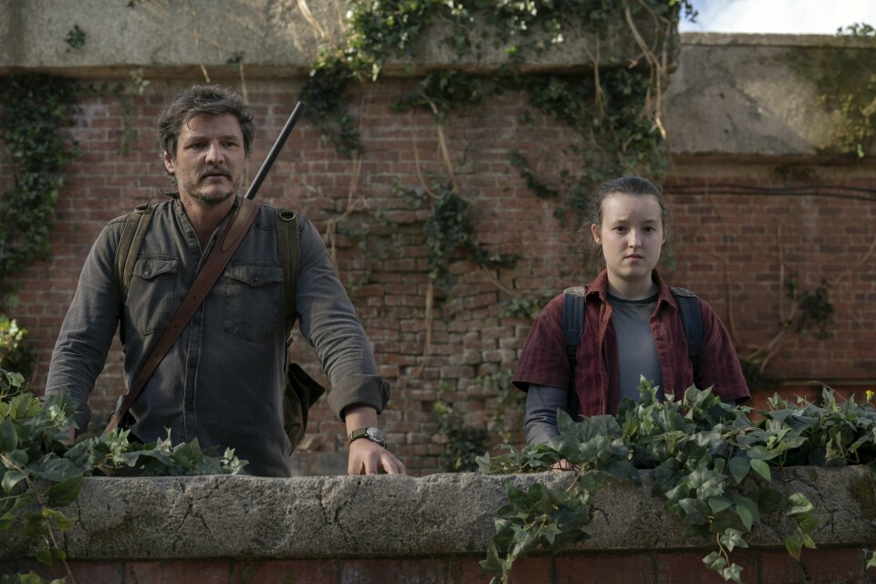 Manusforfatter-streiken i Hollywood rammer i praksis produksjonen av filmer og TV-serier som ikke har manuskriptene klare til innspilling, som sesong to av HBO-suksessen «The Last of Us» med Pedro Pascal og Bella Ramsay i hovedrollene. Niende og siste episode av «The Last of Us» er nå sendt, men fansen kan kanskje glede seg til mer enn én sesong videre med Ellie (Bella Ramsay) og Joel (Pedro Pascal). Foto: HBO Max