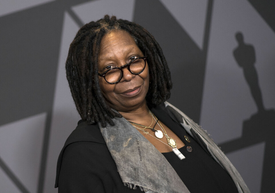Skuespiller Whoopi Goldberg på et arrangement i 2017. Foto: Valerie Macon / AFP / NTB (FILES) In this file photo taken on November 11, 2017 Actress Whoopi Goldberg attends the 2017 Governors Awards in Hollywood, California. - US actress Whoopi Goldberg on February 1, 2022 was suspended from the talk show she hosts for two weeks after saying that the Nazi genocide of six million Jews 'was not about race.' (Photo by VALERIE MACON / AFP)