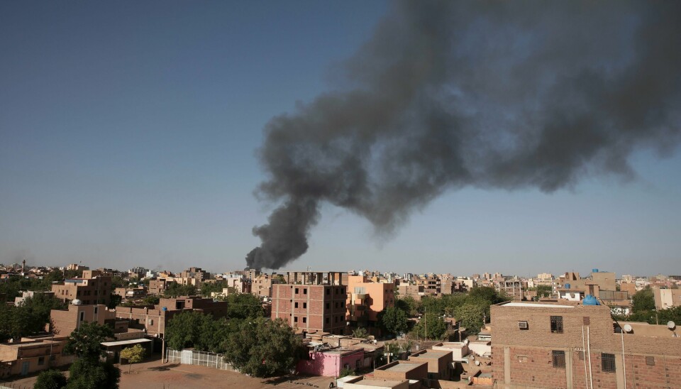 Lyden av skuddsalver, kampfly og luftvern kan fortsatt høres i Sudans hovedstad Khartoum, til tross for våpenhvilen som er inngått. Over 450 mennesker er ifølge FN drept og over 4.000 er såret i kampene i Sudan som ble innledet lørdag 15. april. Oppgjøret står mellom regjeringshæren og den paramilitære gruppen RSF. Foto: Marwan Ali / AP / NTB